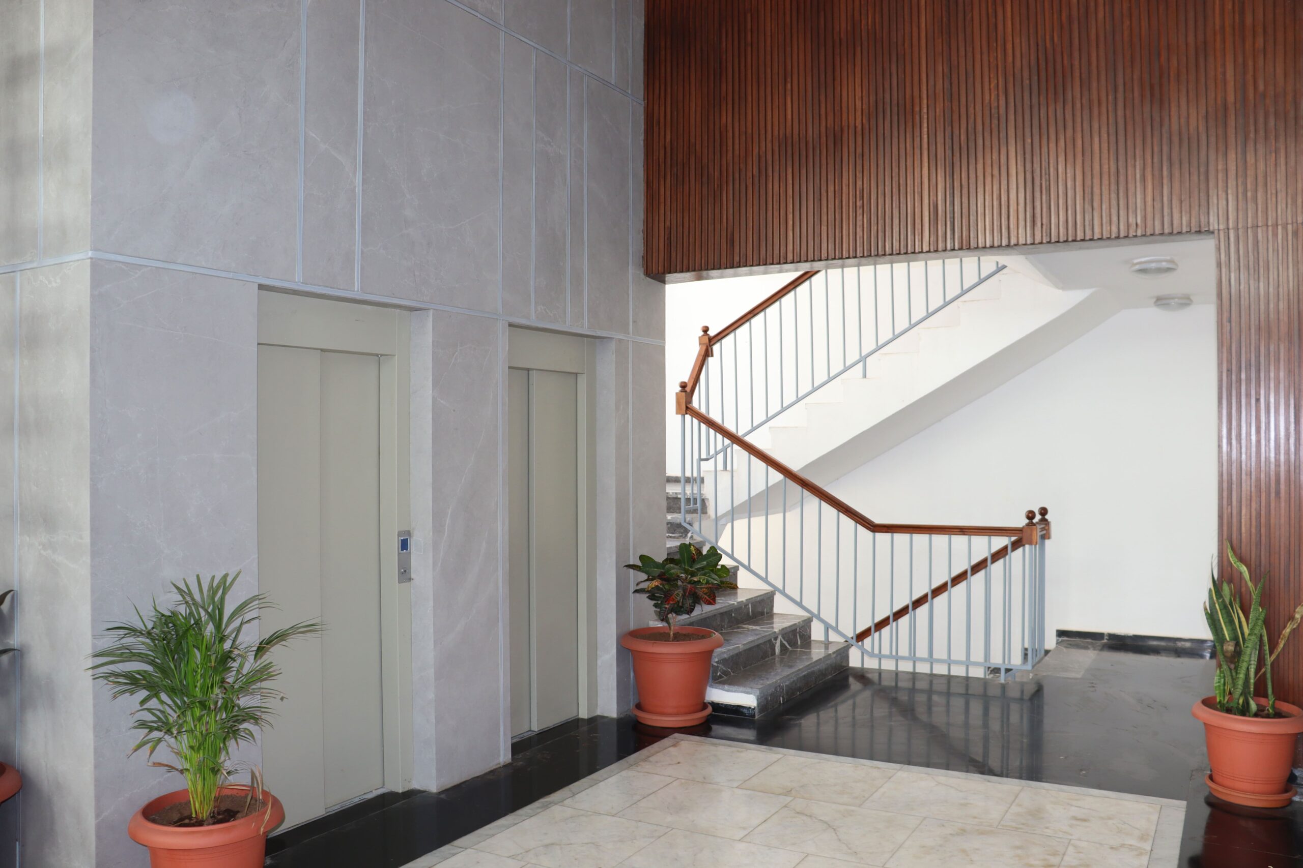 Centre Commercial et Plateaux Bureaux MABROKA - Image 7